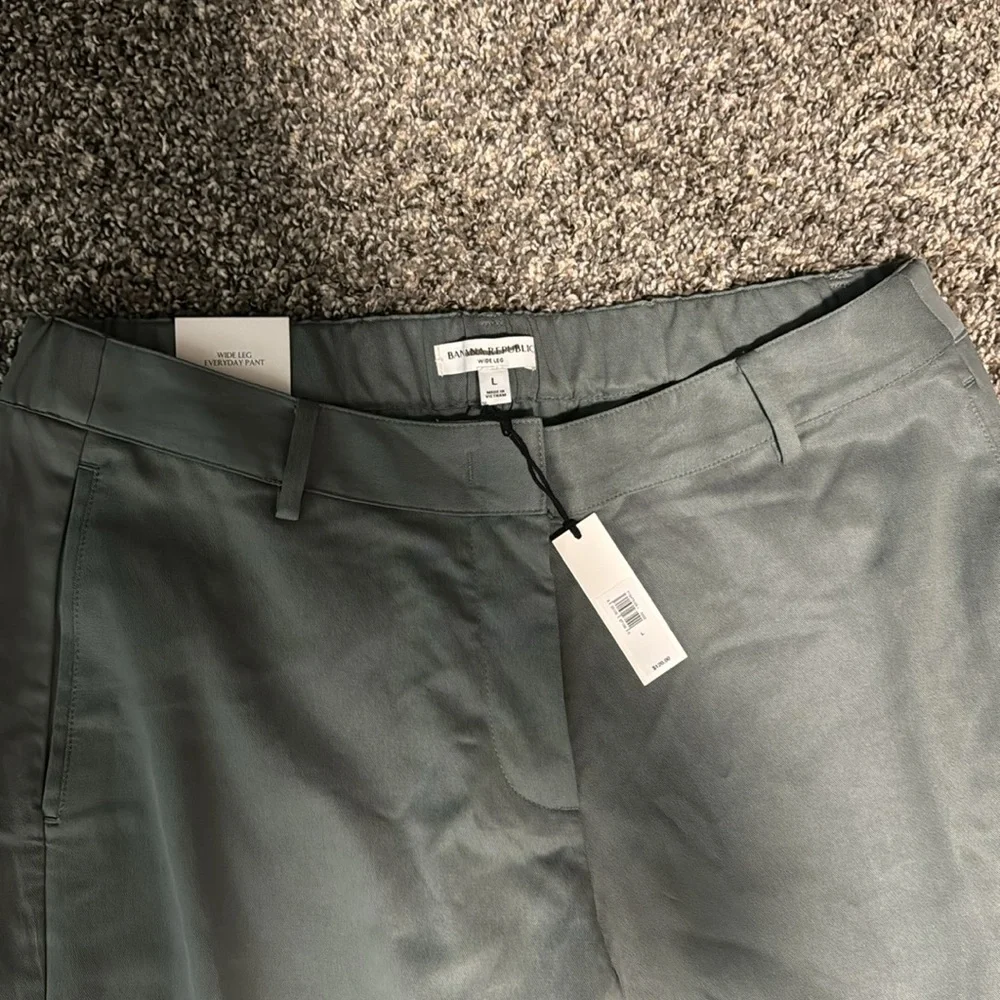 NWT! Banana Republic Gray Succulent
The Everyday Wide Leg Pant - Size Large - Picture 7 of 8